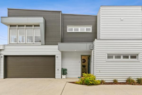 Kismet 3 bedroom luxury townhouse secure back yard walk to the beach and shops Family friendly Double garage parking WIFI